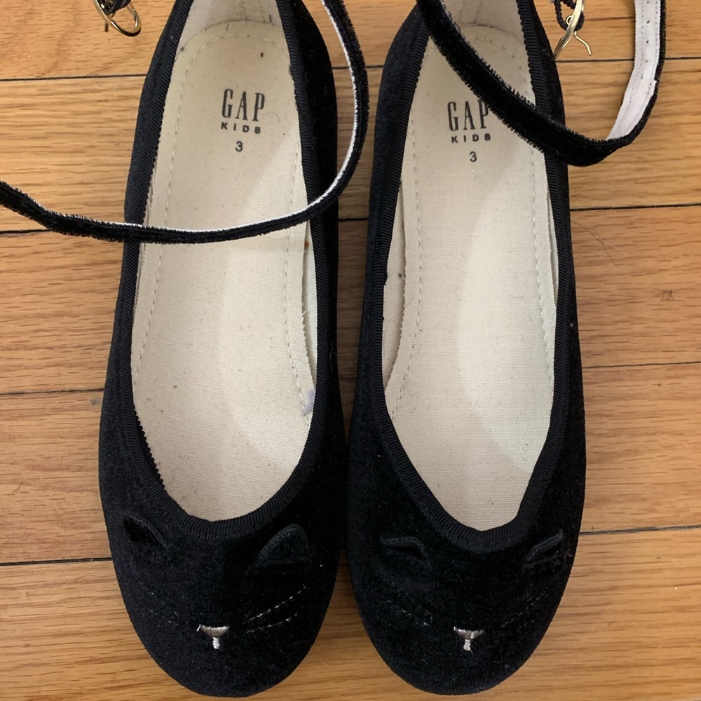Velvet flat dress shoe